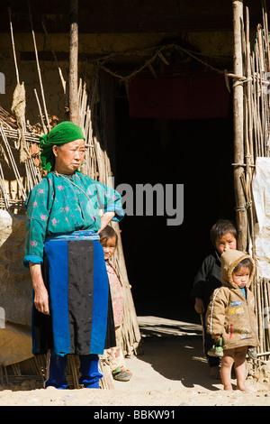 Blaue Hmong Frauen und Kinder im Norden von Ha Giang Provinz in der Nähe von La gesungen Dorf, Nord-Vietnam Stockfoto