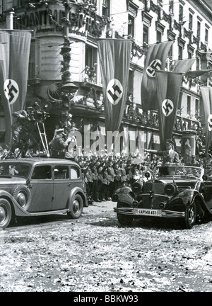 HITLER gibt den Facist Gruß an der Siegesparade in Berlin am 19. Juli 1940 anlässlich die Niederlage Frankreichs Stockfoto