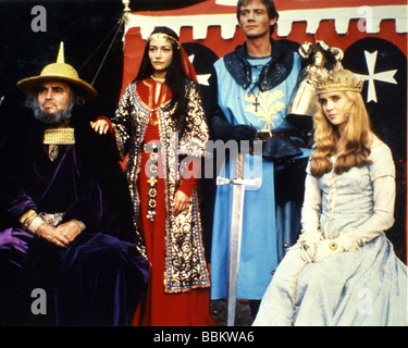 IVANHOE - 1982 UK TV-Serie mit Anthony Andrews in blau und James Mason auf der linken Seite als Isaac von York Stockfoto