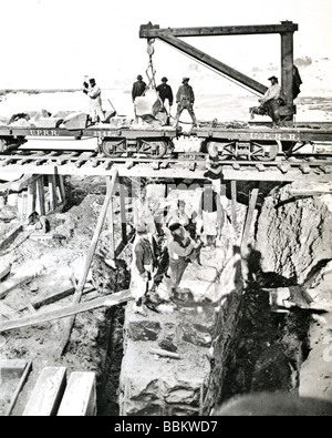 UNION PACIFIC RAILROAD Arbeiter bauen ein Widerlager über den Green River im westlichen Wyoming 1868 - siehe Beschreibung unten Stockfoto