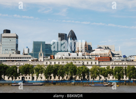 London Skyline der Stadt, darunter das berühmte Gherkin-Gebäude und der Themse. Stockfoto