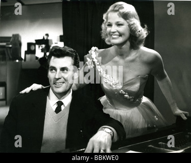 Pianist RUSS CONWAY UK mit der Sängerin Joan Reagan über 1965 Stockfoto