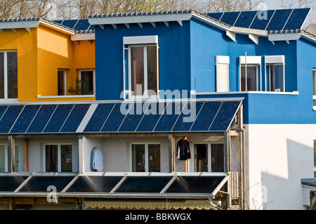Bunte Front mit Solarmodulen auf ein Wohnhaus, Freiburg, Baden-Württemberg, Deutschland Stockfoto