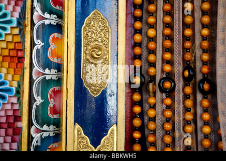 Mehrfarbige Tür Namdroling tibetischen Kloster Bylakuppe Koorg Karnataka, Indien Stockfoto