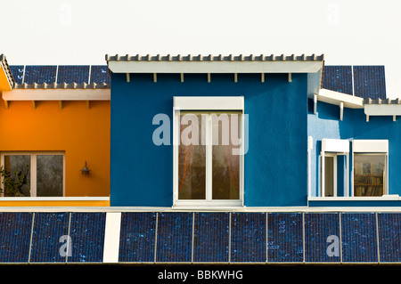 Bunte Front mit Solarmodulen auf ein Wohnhaus, Freiburg, Baden-Württemberg, Deutschland Stockfoto
