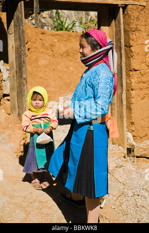 Blaue Hmong Mädchen und ihr Kind in der Nähe von Quyet Tien auf Route 4C in Ha Giang Provinz Stockfoto