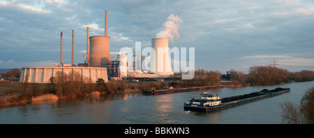 Frachter vor der Staudinger-Kohlekraftwerk, Energiekonzern EON, am Fluss Main, Großkrotzenburg, Hessen, Ge Stockfoto