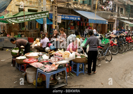 Eine besetzte Hanoi Markt Fleisch stall bereitet für den Tag im alten Viertel der Stadt. Stockfoto