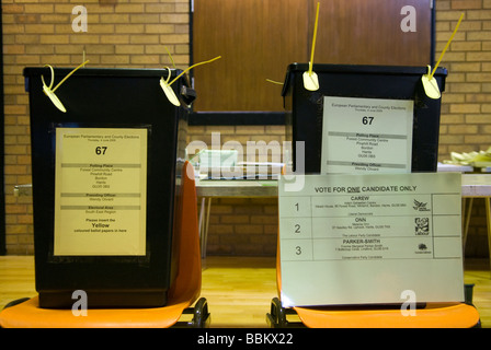 Boxen für Gemeinderat und Wahlen zum Europäischen Parlament, Bordon, Hampshire UK stimmen. Juni 2009 Stockfoto