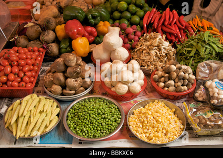 Ein Stall mit frischem Obst und Gemüse in einem Hanoi Street Market geladen Stockfoto