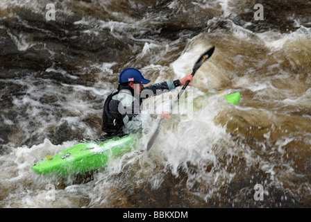 Kajakfahrer bei einem Wildwasser-Rennen, Glen Etive River Race, Glen Etive, Schottland, Großbritannien Stockfoto