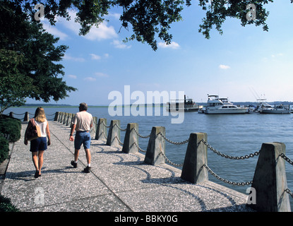 Ein paar nimmt einem Spaziergang an der Uferpromenade in Beaufort ein Touristenziel in South Carolina USA Stockfoto