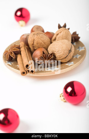 Weihnachtsteller mit Nüssen, Chinesisch Anis und Zimt Stockfoto