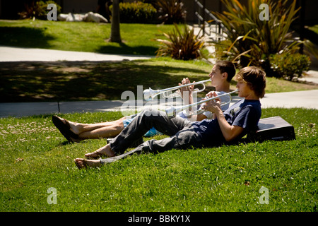 Zwei Bandmitglieder der Southern California High School entspannen in der Sonne, beim üben ein Duett auf ihre Trompeten Stockfoto