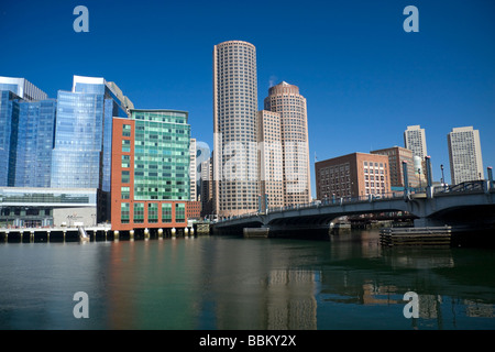 Inner Harbor City Skyline von Boston über Fort Point Channel genommen Stockfoto