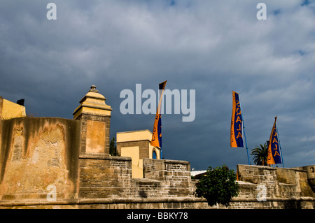 Schöne alte Gebäude in Casablanca Medina (Altstadt). Stockfoto