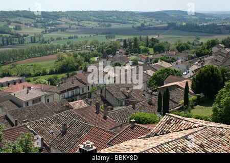 Blick über die gefliesten Dächer zu Ackerland jenseits In Lauzerte, Tarn-et-Garonne, Midi-Pyrénées, Frankreich Stockfoto