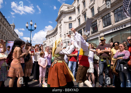 Menschen genießen spanischen Kultur Festival "Geschmack von Spanien" Regent Street, W1, London, Vereinigtes Königreich Stockfoto