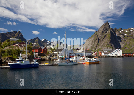Das kleine Fischerdörfchen Hamnøy, Reine, Moskenes, Nordland, Norwegen Lofoten Stockfoto