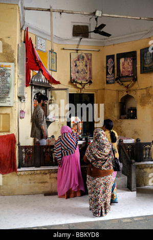 Religiösen Hindus beten vor dem elefantenköpfigen Gott Ganesha, Junagarh Fort, Stadtschloss, Bikaner, Rajasthan, North Ind Stockfoto