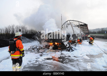 Feuerwehrleute während der Brandbekämpfung Operationen mit zwei LKW nach einem Unfall auf der Autobahn A81 zwischen AS Zuffenhausen Stockfoto