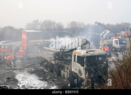 Feuerwehrleute während der Brandbekämpfung Operationen mit zwei LKW nach einem Unfall auf der Autobahn A81 zwischen AS Zuffenhausen Stockfoto