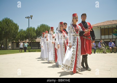 Türkische Männer & Frauen tragen traditionelle Kleidung führen östlichen anatolische Tänze von Artvin & Kars Selcuk Türkei Oceania Cruise tour © Myrleen Pearson Stockfoto