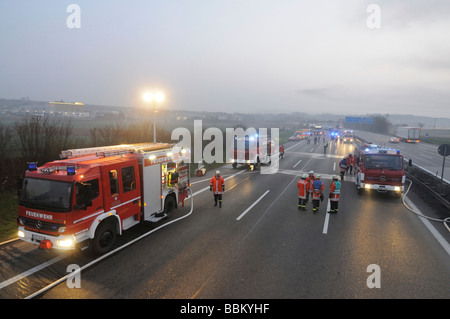 Feuerwehrleute während der Brandbekämpfung Operationen mit zwei LKW nach einem Unfall auf der Autobahn A81 zwischen AS Zuffenhausen Stockfoto