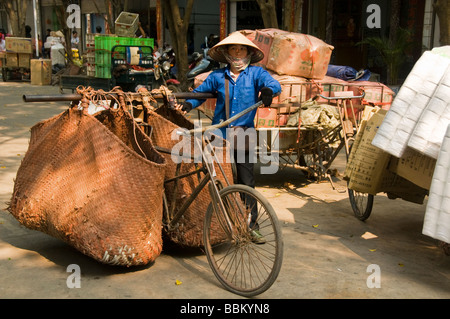 Vietnamesische Arbeiter, die Transport von Gütern am Grenzübergang in Hekou China Stockfoto