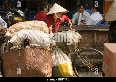 Vietnamesische Arbeiter, die Transport von Gütern am Grenzübergang in Hekou China Stockfoto