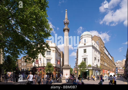 Menschen genießen die warmen Sommertag um Seven Dials West End London Vereinigtes Königreich Stockfoto