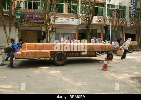 Vietnamesische Arbeiter, die Transport von Gütern am Grenzübergang in Hekou China Stockfoto