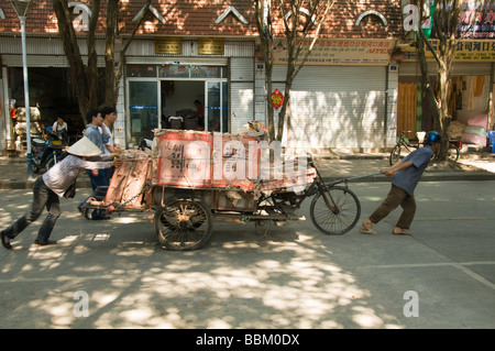 Vietnamesische Arbeiter, die Transport von Gütern am Grenzübergang in Hekou China Stockfoto