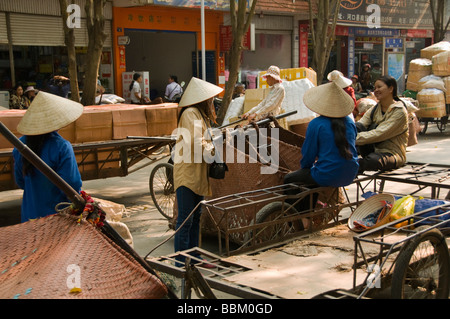 Vietnamesische Arbeiter, die Transport von Gütern am Grenzübergang in Hekou China Stockfoto