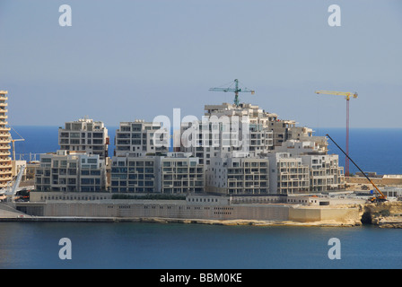 Malta. Ein Blick auf die Konstruktion und Entwicklung bei Dragut Point- and -Tigne Fort, Sliema. Blick von Valletta. 2009. Stockfoto