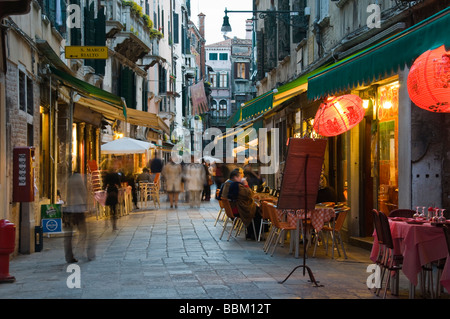 Restaurants in Calle dei Boteri in der Abenddämmerung San Polo in Venedig Italien Stockfoto