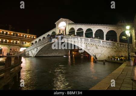 Rialto-Brücke und Canal bei Nacht Venedig Italien Stockfoto