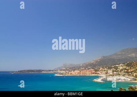 Panoramablick über azurblaue Küste und französische Stadt Menton Stockfoto