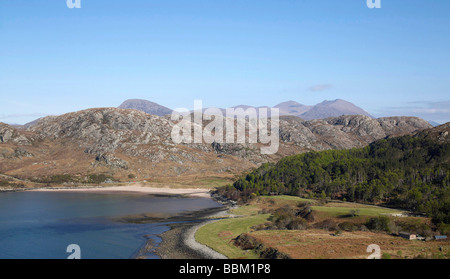 Gruinard Bay und Strand, Wester Ross, mit einem teallach im Abstand, North West Highland Schottland an der Nordküste 500 route Stockfoto