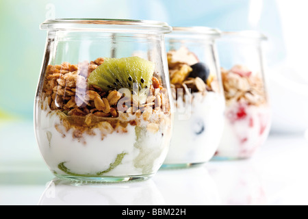 Müsli mit Joghurt und Obst in kleinen Gläsern Stockfoto