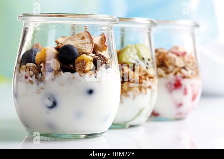 Müsli mit Joghurt und Obst in kleinen Gläsern Stockfoto