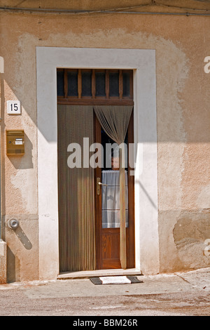 Frau im Fenster Tür schmale Straße Bergdorf Caltabellotta Agrigento Provinz Sizilien Italien Stockfoto