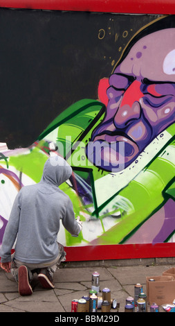 Graffiti-Künstler arbeiten am Design in Bacon Street Shoreditch London UK Stockfoto