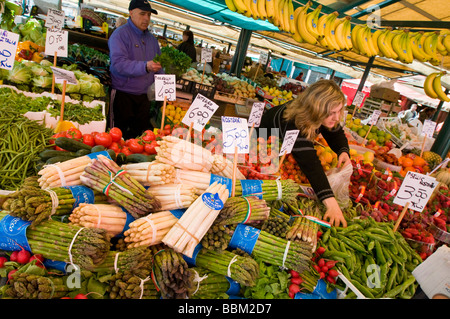 Trauben von weißem und grünem Spargel zum Verkauf an Rialto-Markt San Polo in Venedig Italien Stockfoto