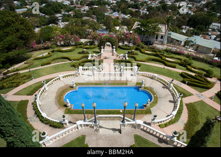 La Cruz del Vigia y Serrallés Burg, Ponce, Puerto Rico die historische Familie Herrenhaus Juan Eugenio Serrallés; Gründer der DonQ Stockfoto