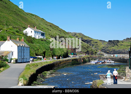 Blick Richtung Hafen auf Boscastle in Cornwall, Großbritannien Stockfoto