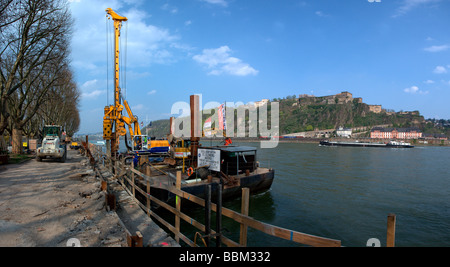 Sanierung auf dem Kai am Rhein gegenüber der Burg Ehrenbreitstein Burg in Koblenz, Rheinland-Pfalz, Deutschland Stockfoto