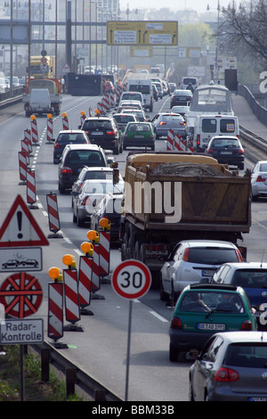 Stau vor einer Baustelle auf der Bundesstraße b 9 in der Nähe von Koblenz, Rheinland-Pfalz, Deutschland, E Stockfoto