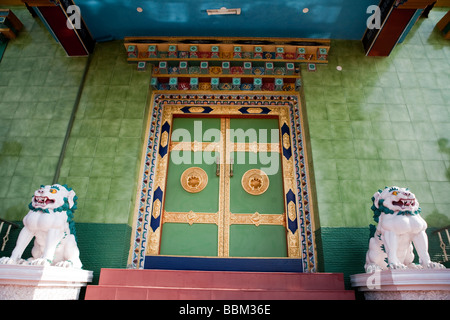 Obere Tür Namdroling tibetisches Kloster Bylakuppe Koorg Karbataka Indien Stockfoto