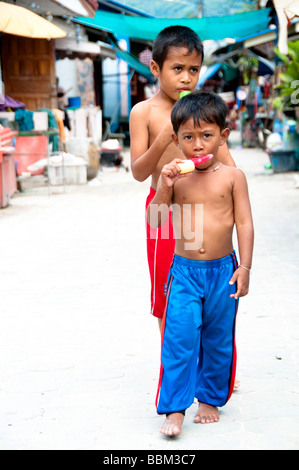 Zwei Jungs mit Eis im traditionellen muslimischen Fischerdorf Hua Thanon auf der thailändischen Insel Ko Samui, Surat Thani, Thailand Stockfoto